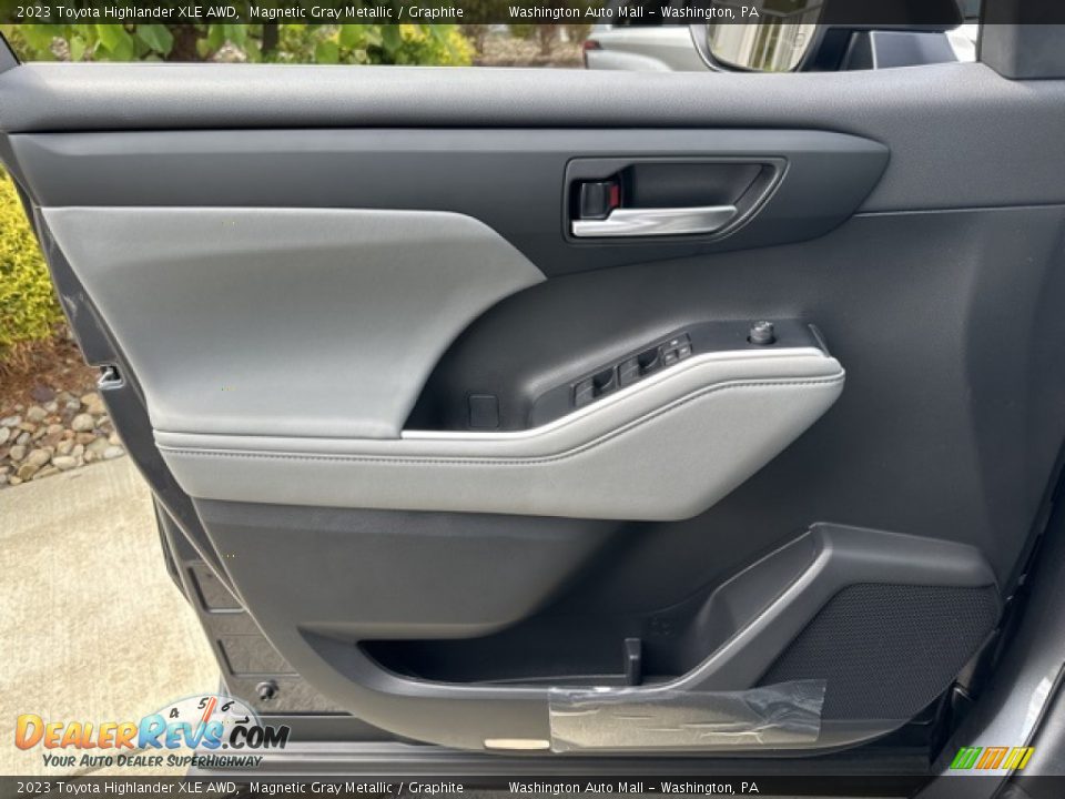 Door Panel of 2023 Toyota Highlander XLE AWD Photo #17