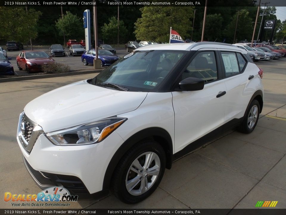 Front 3/4 View of 2019 Nissan Kicks S Photo #7