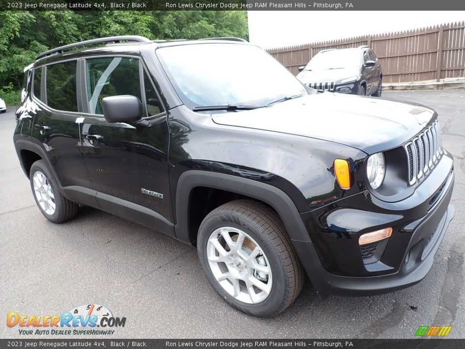 Front 3/4 View of 2023 Jeep Renegade Latitude 4x4 Photo #8
