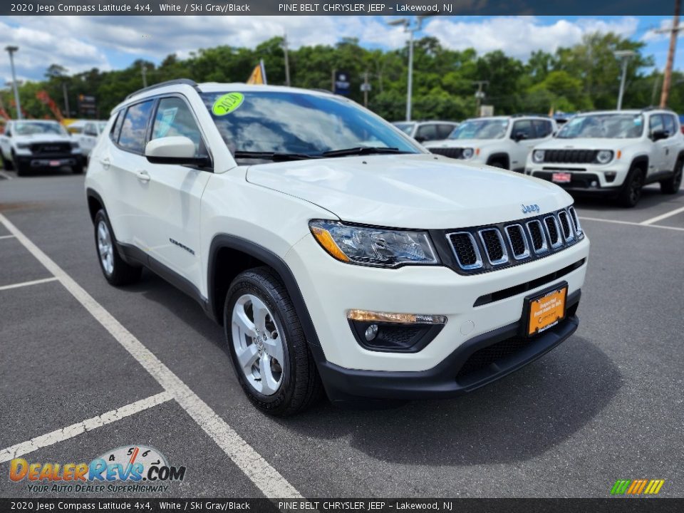 Front 3/4 View of 2020 Jeep Compass Latitude 4x4 Photo #21