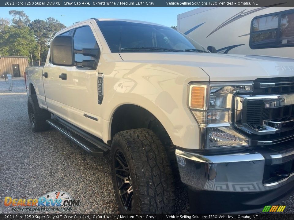 2021 Ford F250 Super Duty XLT Crew Cab 4x4 Oxford White / Medium Earth Gray Photo #2