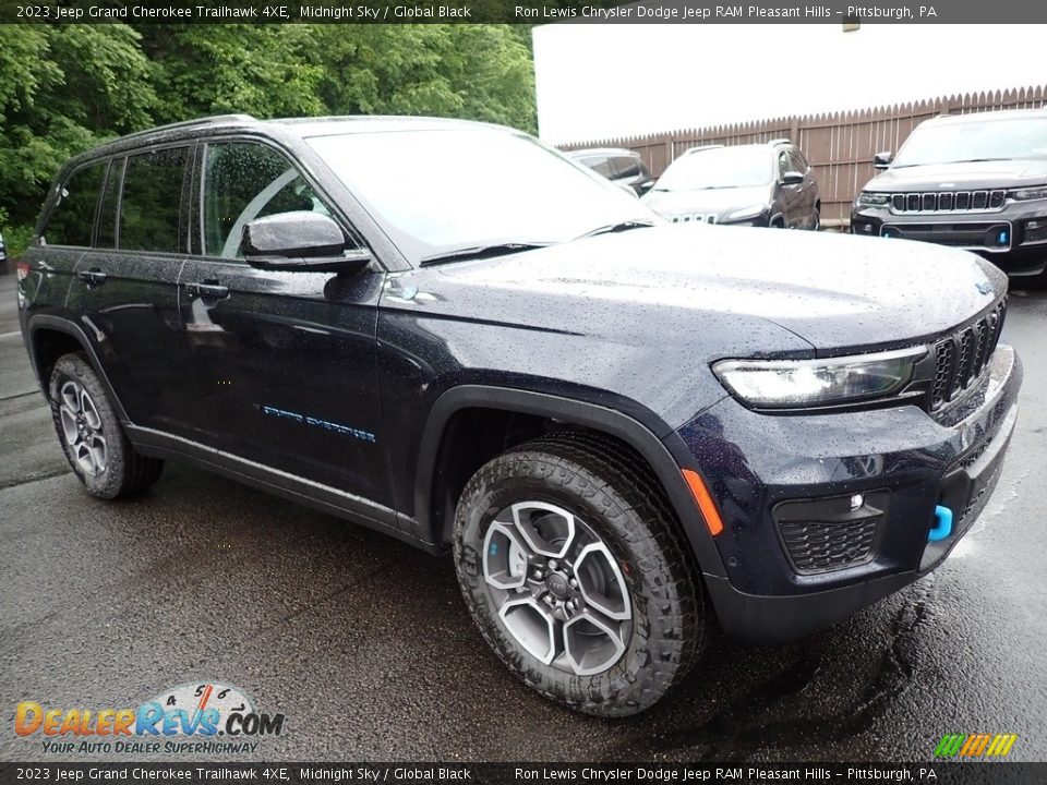 Front 3/4 View of 2023 Jeep Grand Cherokee Trailhawk 4XE Photo #8