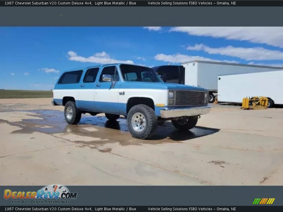 Front 3/4 View of 1987 Chevrolet Suburban V20 Custom Deluxe 4x4 Photo #2