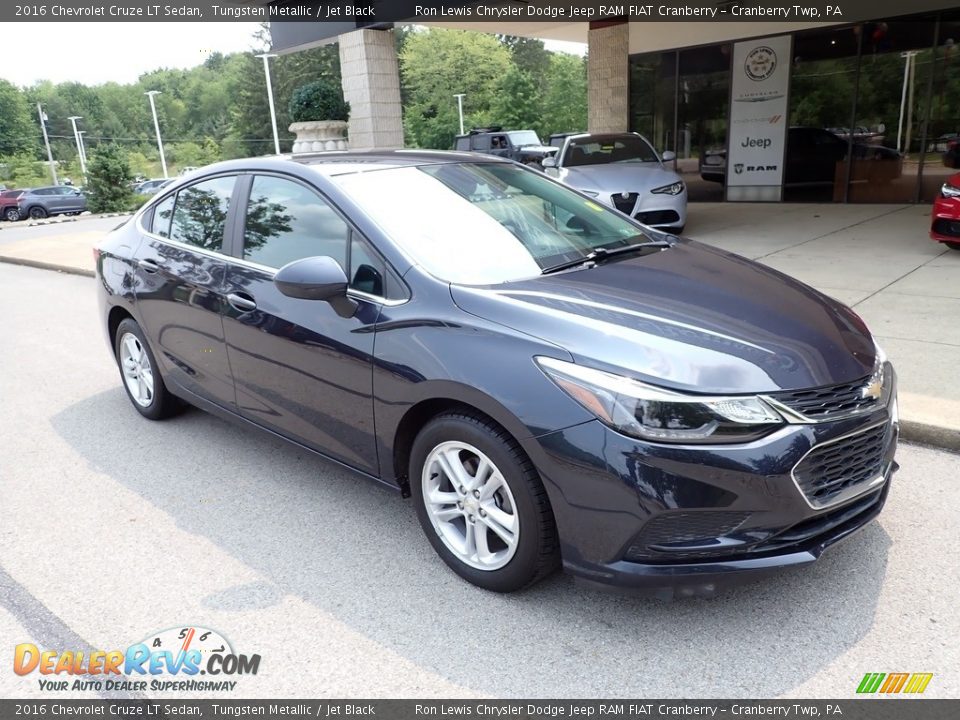 Front 3/4 View of 2016 Chevrolet Cruze LT Sedan Photo #2