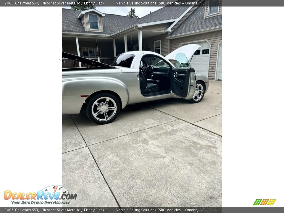 2005 Chevrolet SSR Ricochet Silver Metallic / Ebony Black Photo #3