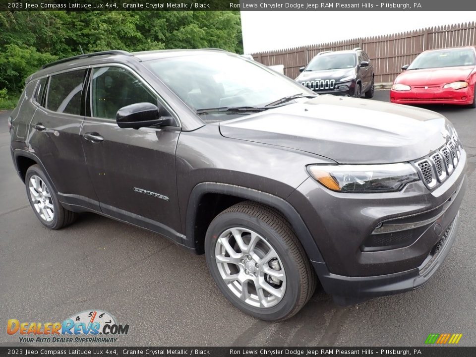 Front 3/4 View of 2023 Jeep Compass Latitude Lux 4x4 Photo #8