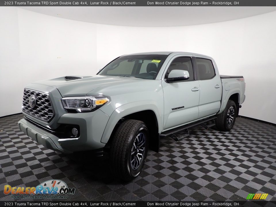Front 3/4 View of 2023 Toyota Tacoma TRD Sport Double Cab 4x4 Photo #5