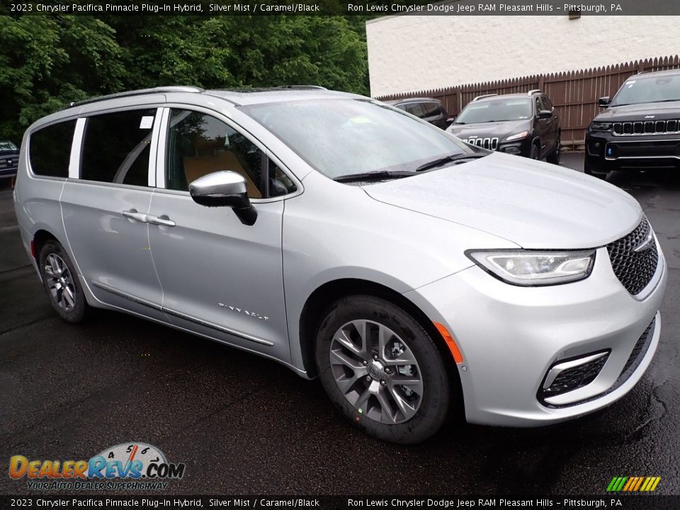 Front 3/4 View of 2023 Chrysler Pacifica Pinnacle Plug-In Hybrid Photo #8