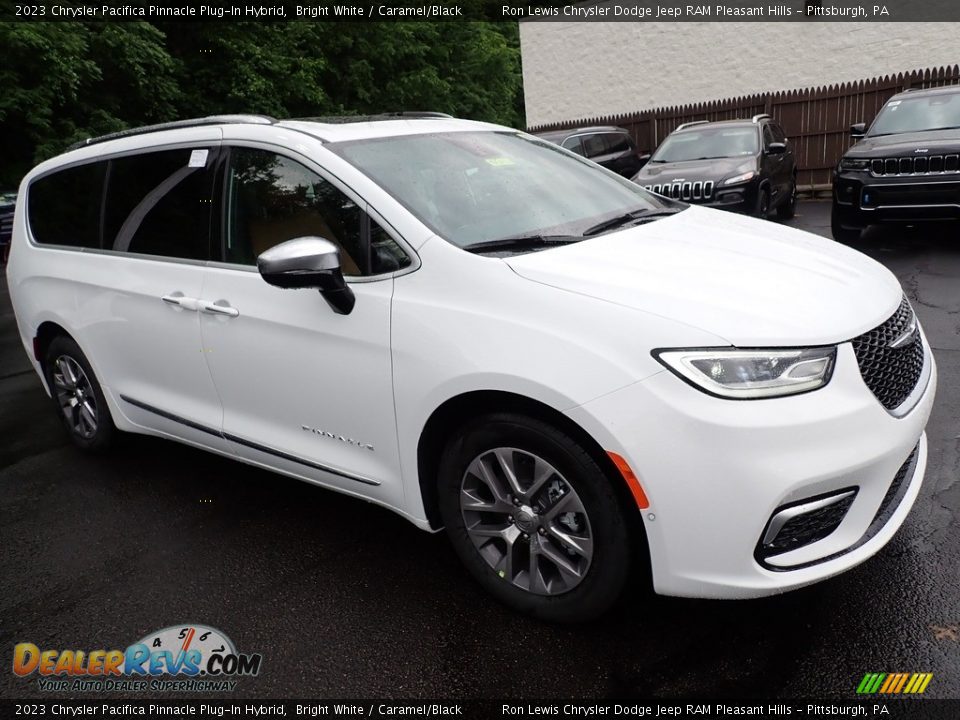 Front 3/4 View of 2023 Chrysler Pacifica Pinnacle Plug-In Hybrid Photo #8