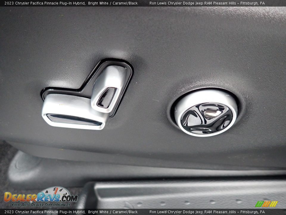 2023 Chrysler Pacifica Pinnacle Plug-In Hybrid Bright White / Caramel/Black Photo #17