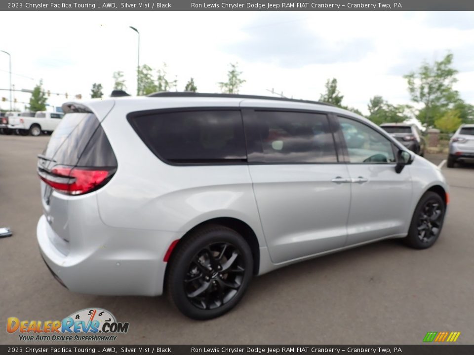 2023 Chrysler Pacifica Touring L AWD Silver Mist / Black Photo #5