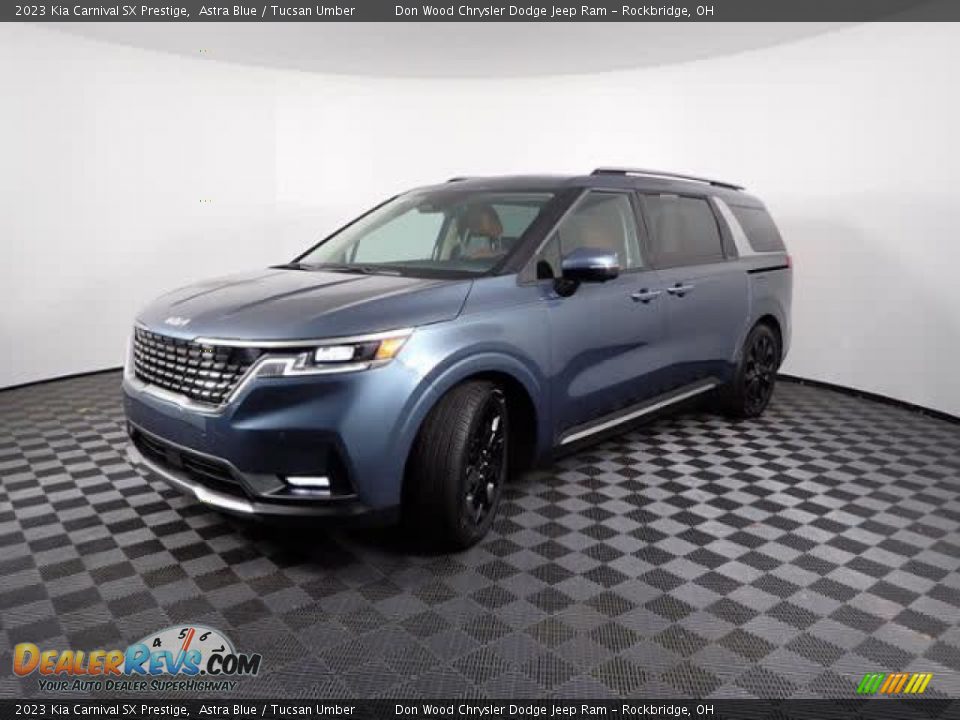 Front 3/4 View of 2023 Kia Carnival SX Prestige Photo #9