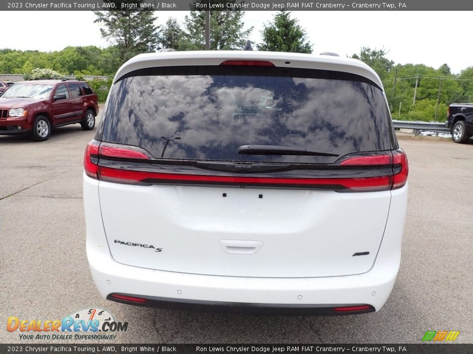 2023 Chrysler Pacifica Touring L AWD Bright White / Black Photo #4