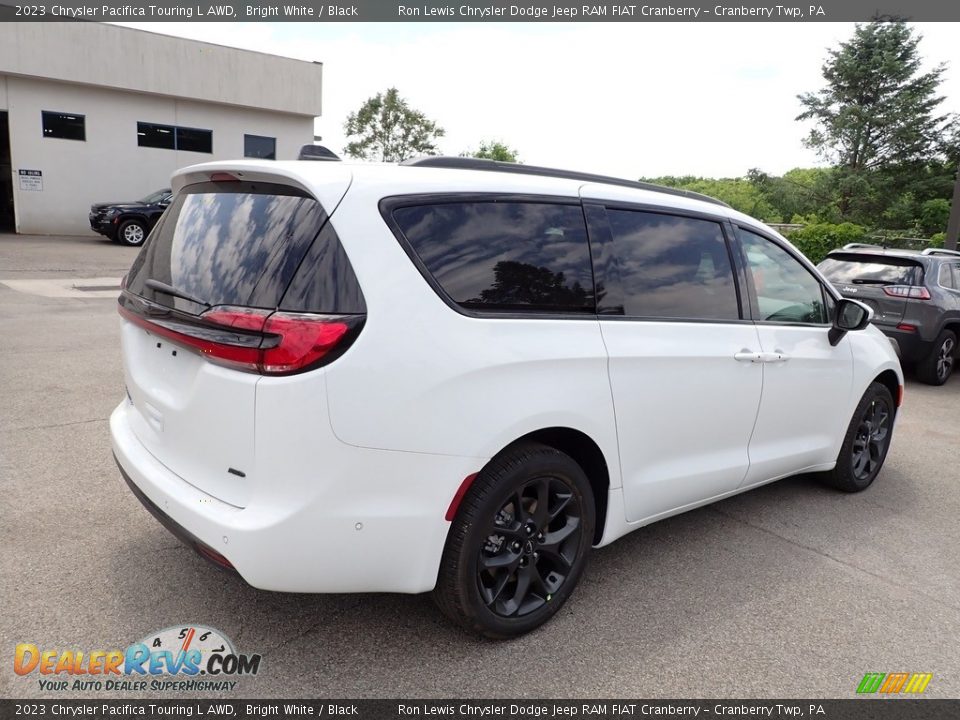 2023 Chrysler Pacifica Touring L AWD Bright White / Black Photo #5