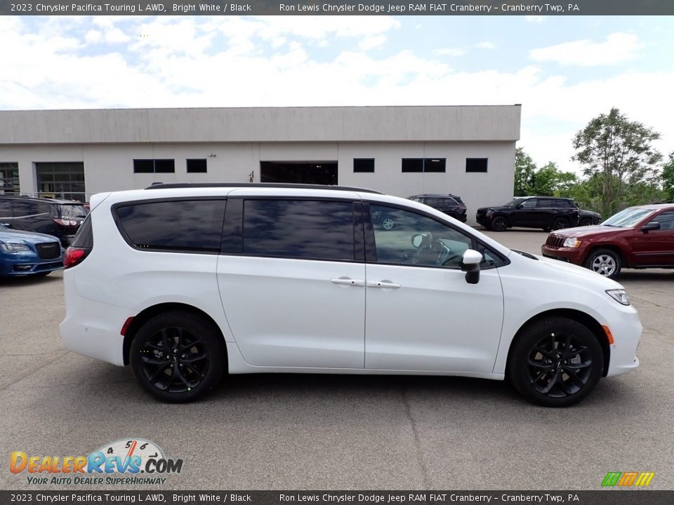 2023 Chrysler Pacifica Touring L AWD Bright White / Black Photo #6