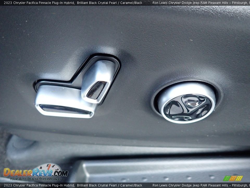 2023 Chrysler Pacifica Pinnacle Plug-In Hybrid Brilliant Black Crystal Pearl / Caramel/Black Photo #17