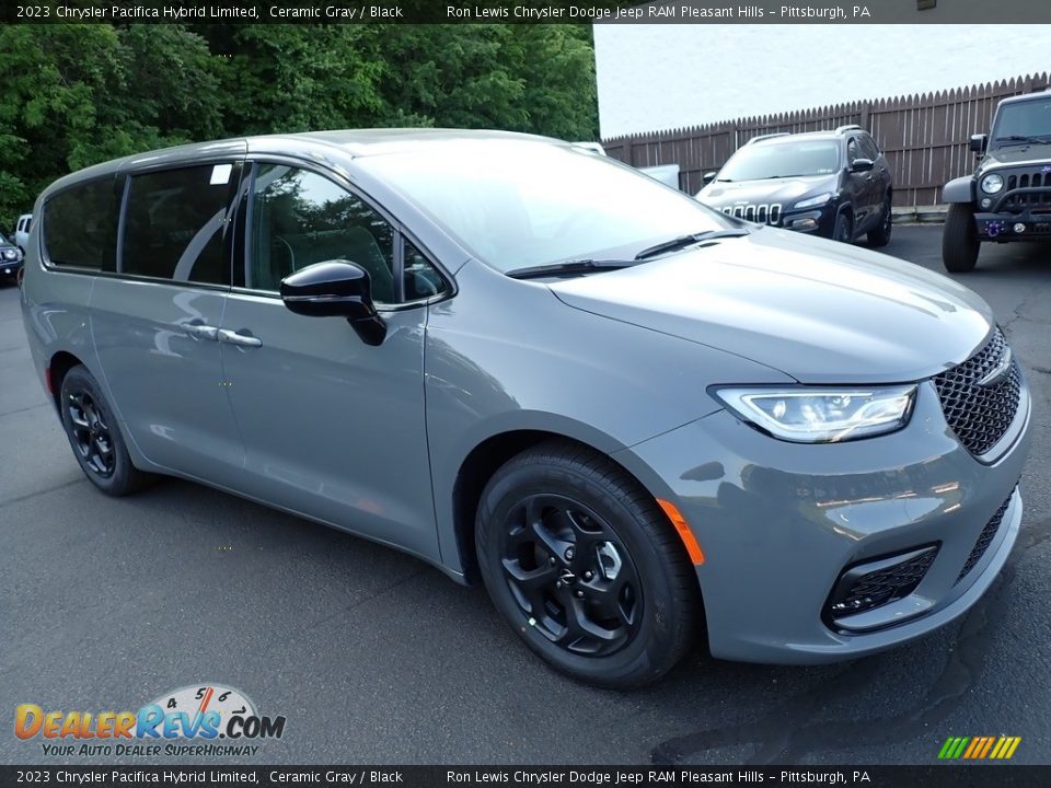 Front 3/4 View of 2023 Chrysler Pacifica Hybrid Limited Photo #8