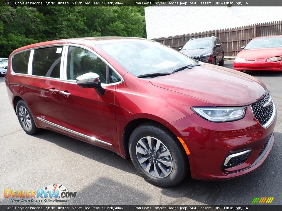 Front 3/4 View of 2023 Chrysler Pacifica Hybrid Limited Photo #8