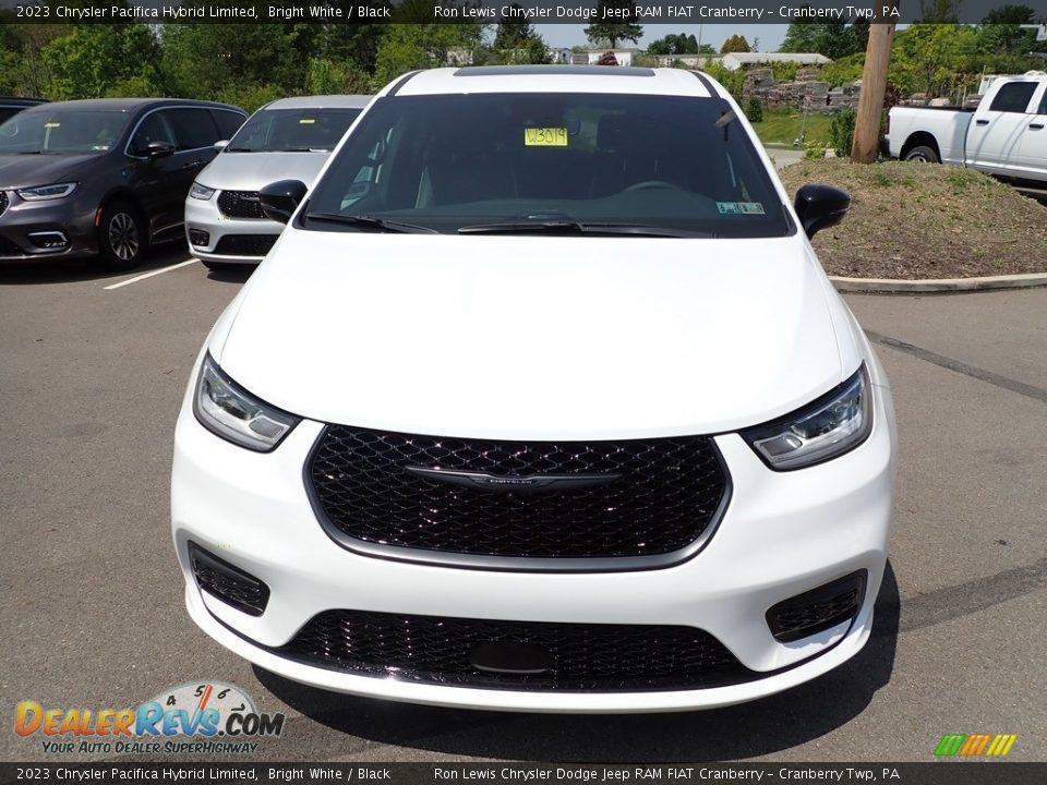 2023 Chrysler Pacifica Hybrid Limited Bright White / Black Photo #8