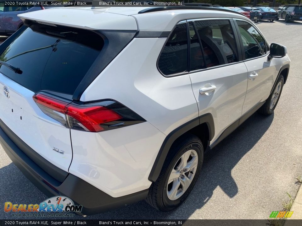 2020 Toyota RAV4 XLE Super White / Black Photo #11