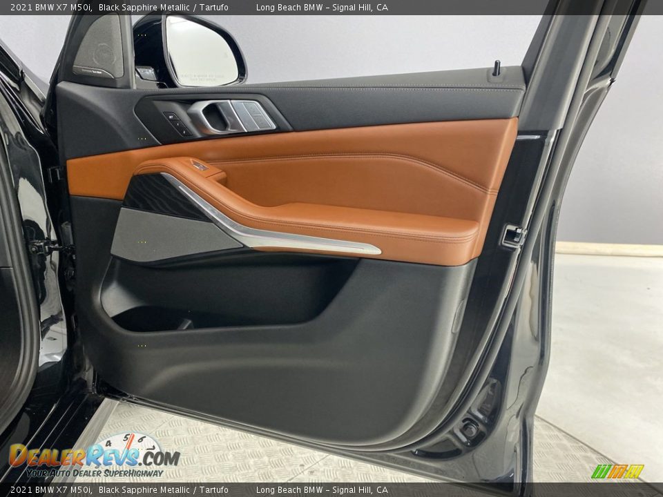 Door Panel of 2021 BMW X7 M50i Photo #32