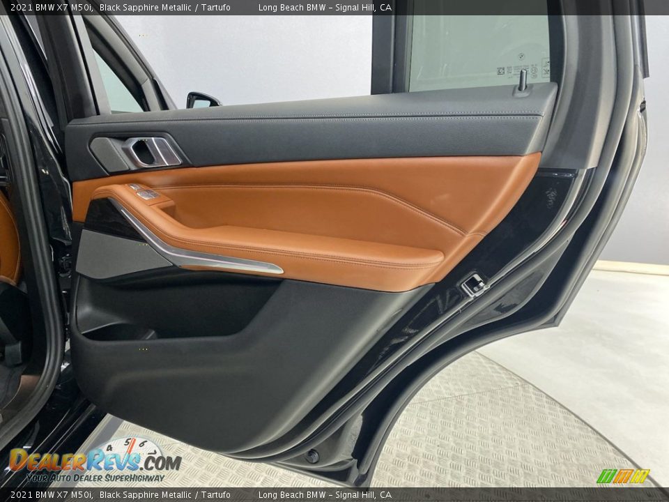 Door Panel of 2021 BMW X7 M50i Photo #35