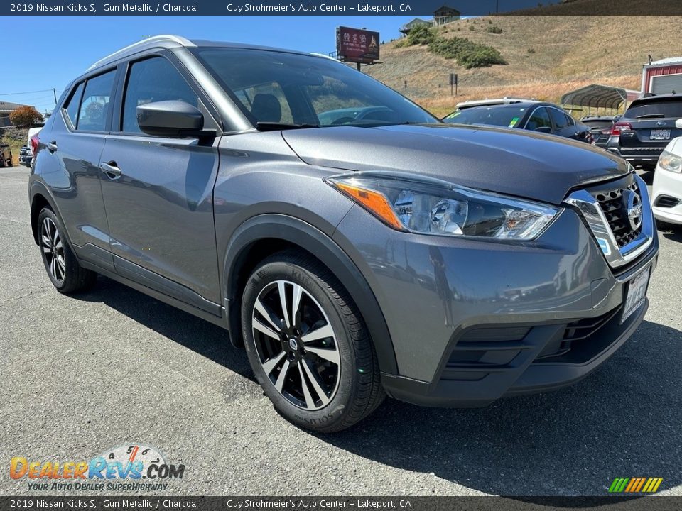 Front 3/4 View of 2019 Nissan Kicks S Photo #1
