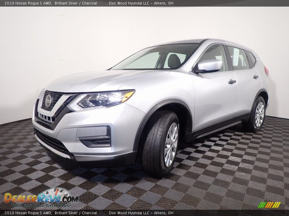 Front 3/4 View of 2019 Nissan Rogue S AWD Photo #7