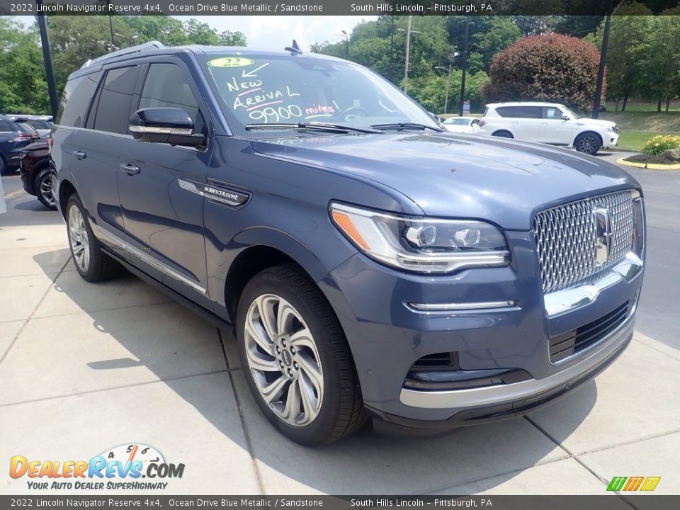 Front 3/4 View of 2022 Lincoln Navigator Reserve 4x4 Photo #8