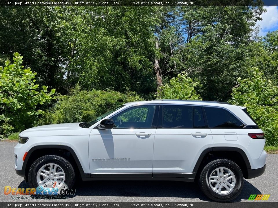 2023 Jeep Grand Cherokee Laredo 4x4 Bright White / Global Black Photo #1