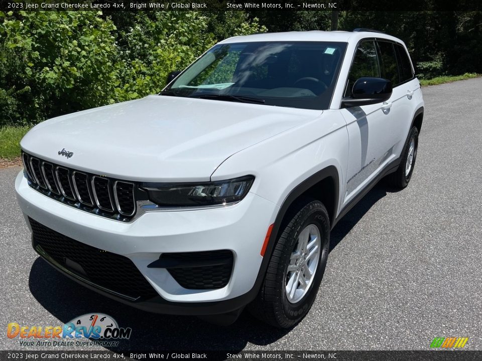 2023 Jeep Grand Cherokee Laredo 4x4 Bright White / Global Black Photo #2