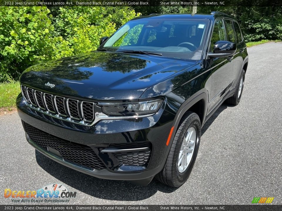 2023 Jeep Grand Cherokee Laredo 4x4 Diamond Black Crystal Pearl / Global Black Photo #2