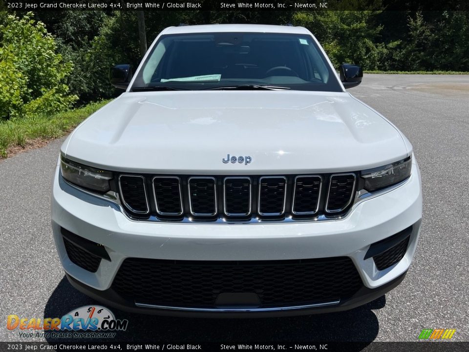 2023 Jeep Grand Cherokee Laredo 4x4 Bright White / Global Black Photo #3
