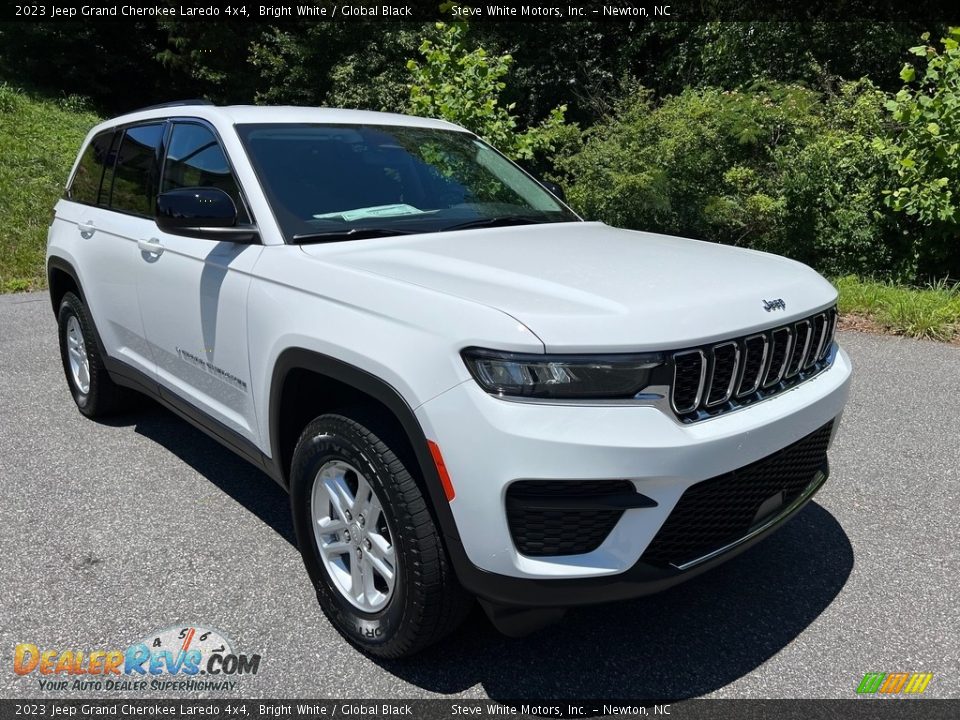 2023 Jeep Grand Cherokee Laredo 4x4 Bright White / Global Black Photo #4