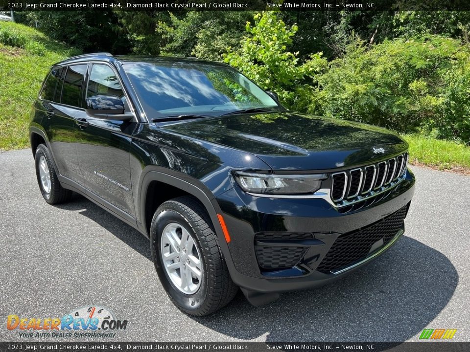 Front 3/4 View of 2023 Jeep Grand Cherokee Laredo 4x4 Photo #4