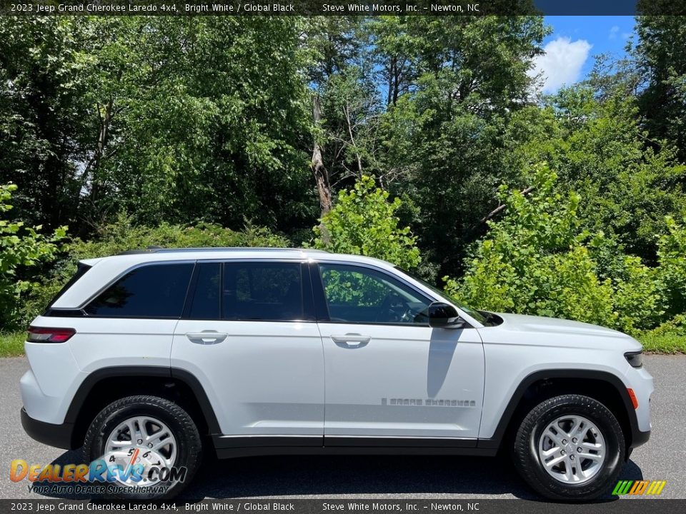 2023 Jeep Grand Cherokee Laredo 4x4 Bright White / Global Black Photo #5