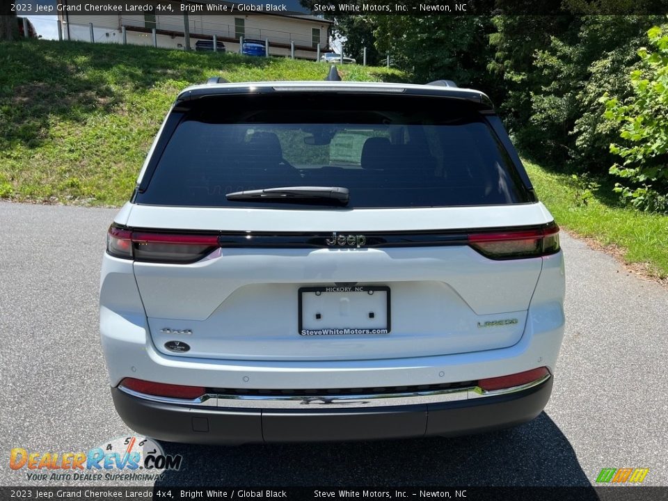 2023 Jeep Grand Cherokee Laredo 4x4 Bright White / Global Black Photo #7