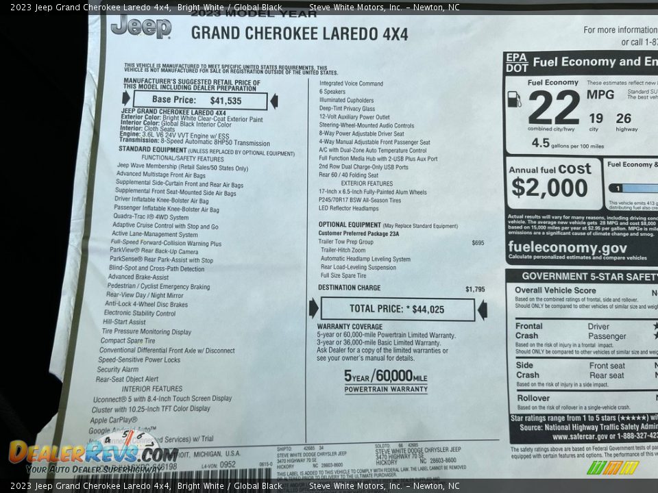 2023 Jeep Grand Cherokee Laredo 4x4 Bright White / Global Black Photo #26