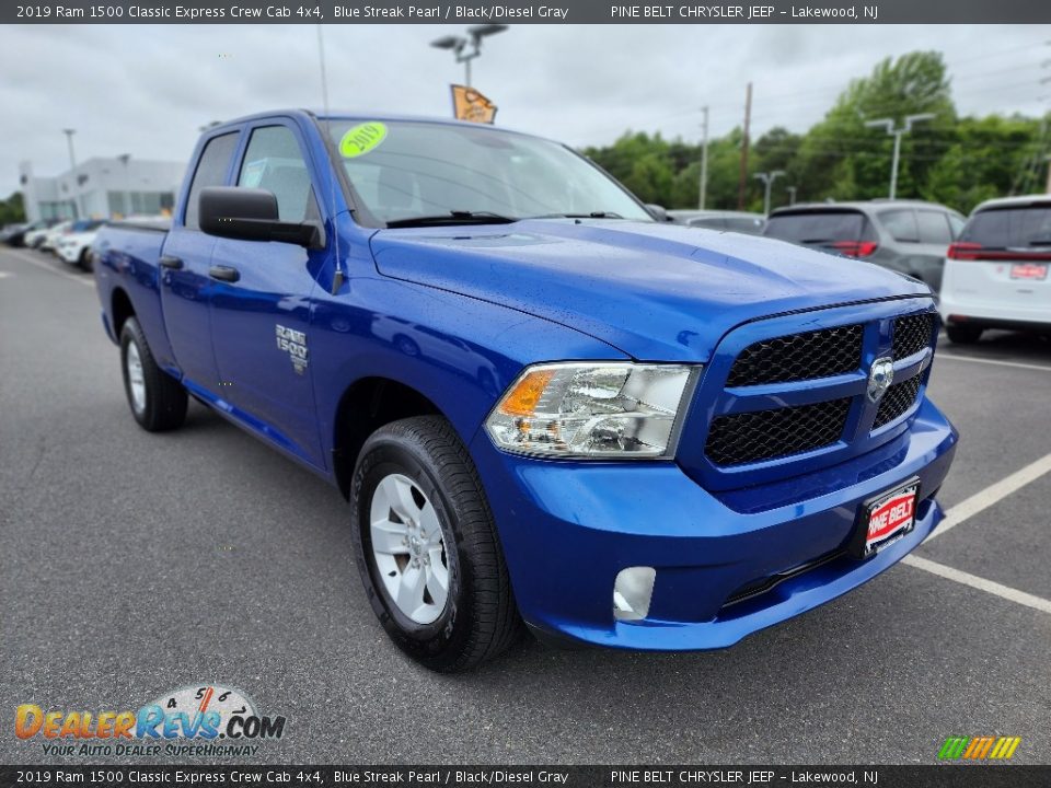 Front 3/4 View of 2019 Ram 1500 Classic Express Crew Cab 4x4 Photo #19