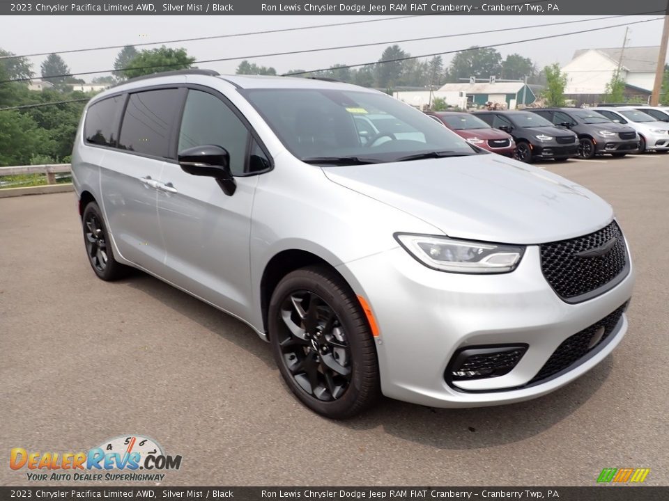 Front 3/4 View of 2023 Chrysler Pacifica Limited AWD Photo #7