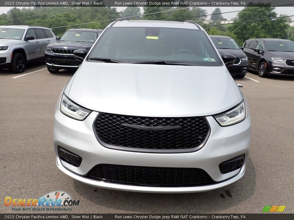 2023 Chrysler Pacifica Limited AWD Silver Mist / Black Photo #8