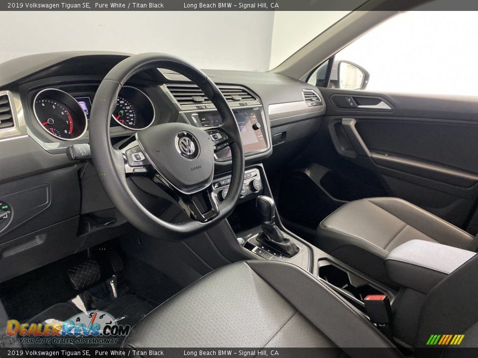 Front Seat of 2019 Volkswagen Tiguan SE Photo #15