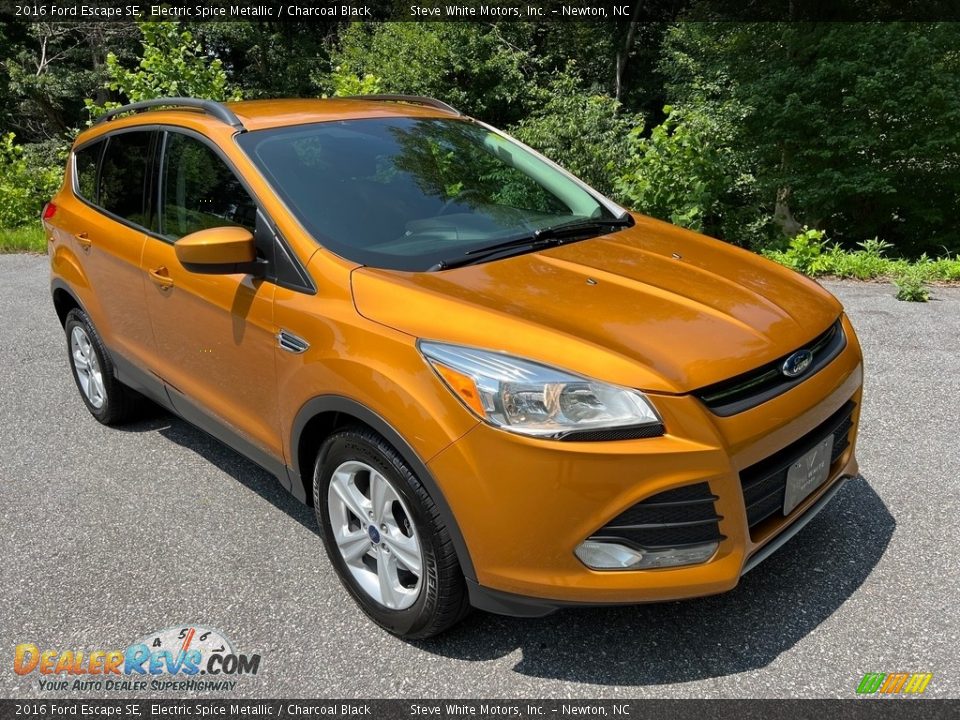 Front 3/4 View of 2016 Ford Escape SE Photo #4