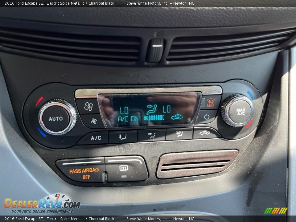 Controls of 2016 Ford Escape SE Photo #21