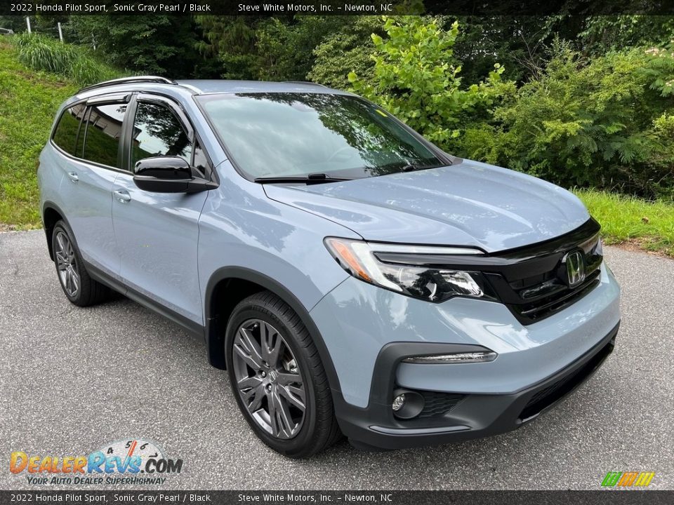 Front 3/4 View of 2022 Honda Pilot Sport Photo #5