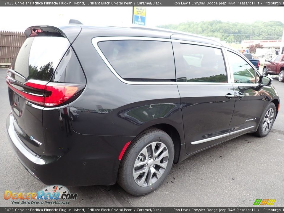 2023 Chrysler Pacifica Pinnacle Plug-In Hybrid Brilliant Black Crystal Pearl / Caramel/Black Photo #6