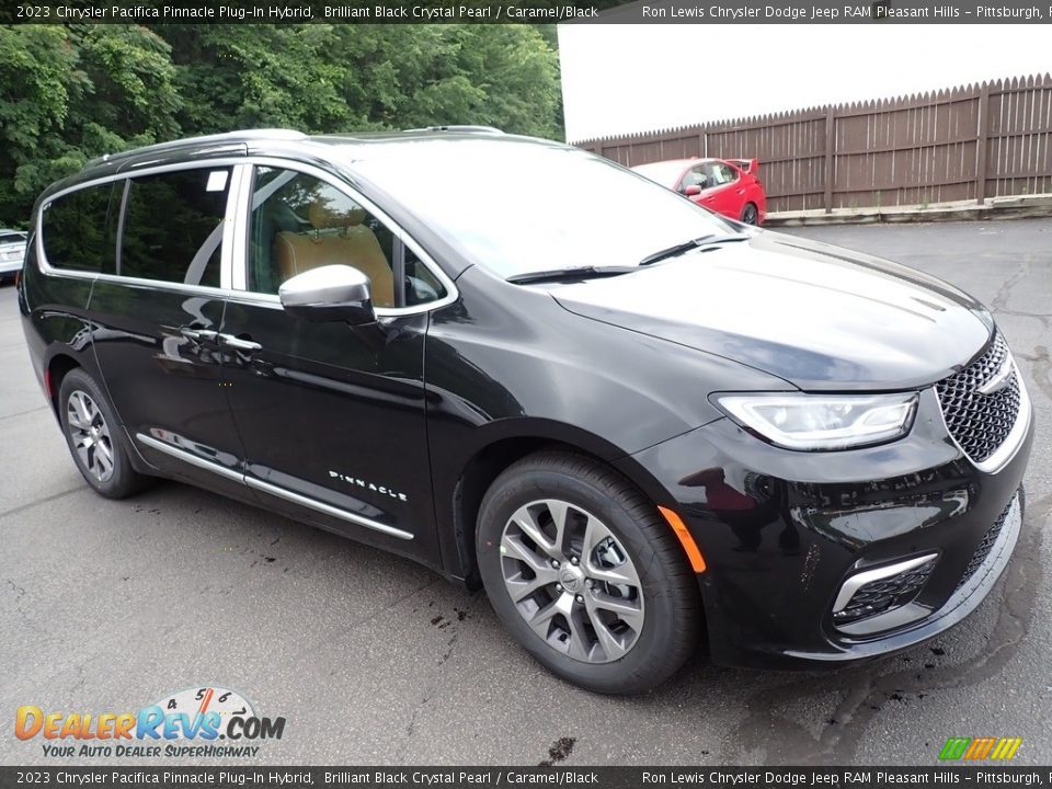 Front 3/4 View of 2023 Chrysler Pacifica Pinnacle Plug-In Hybrid Photo #8