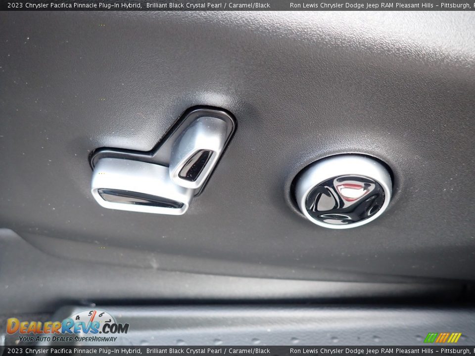 2023 Chrysler Pacifica Pinnacle Plug-In Hybrid Brilliant Black Crystal Pearl / Caramel/Black Photo #17
