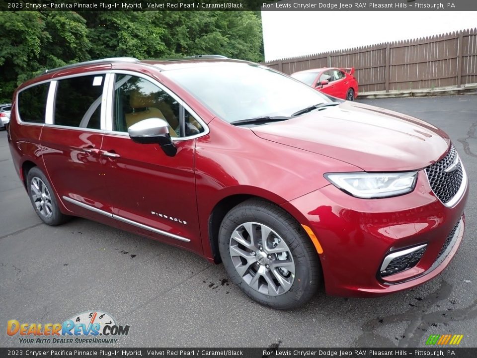 Front 3/4 View of 2023 Chrysler Pacifica Pinnacle Plug-In Hybrid Photo #8