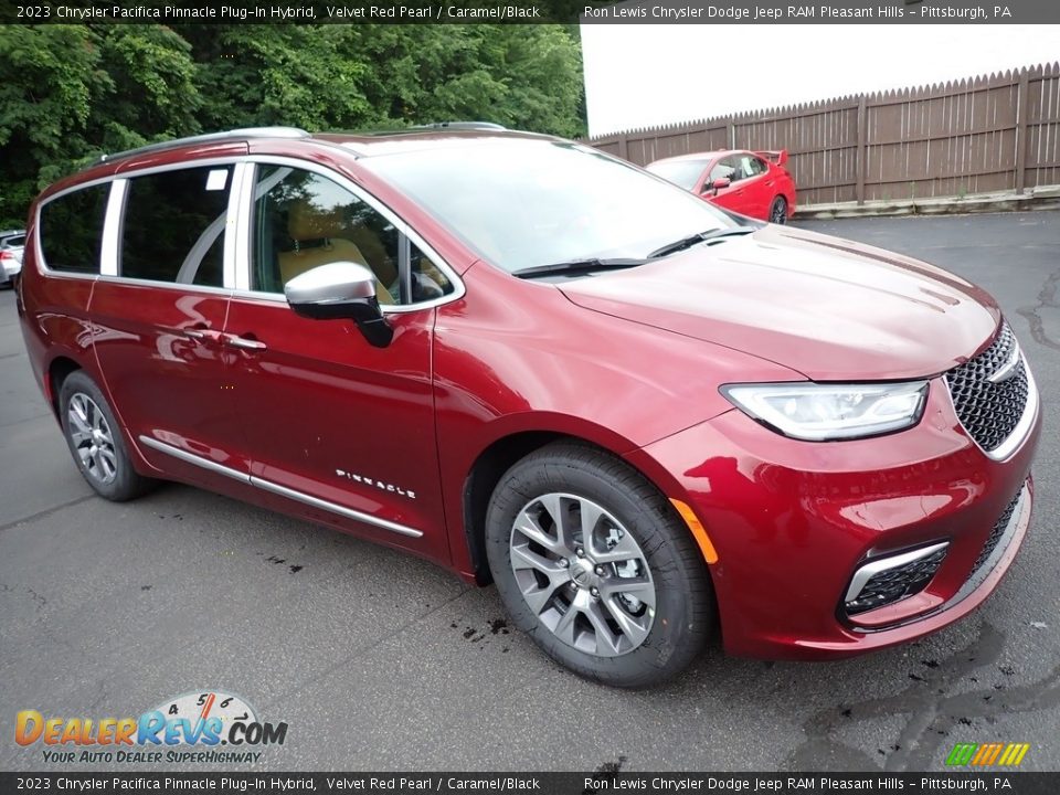 Front 3/4 View of 2023 Chrysler Pacifica Pinnacle Plug-In Hybrid Photo #8